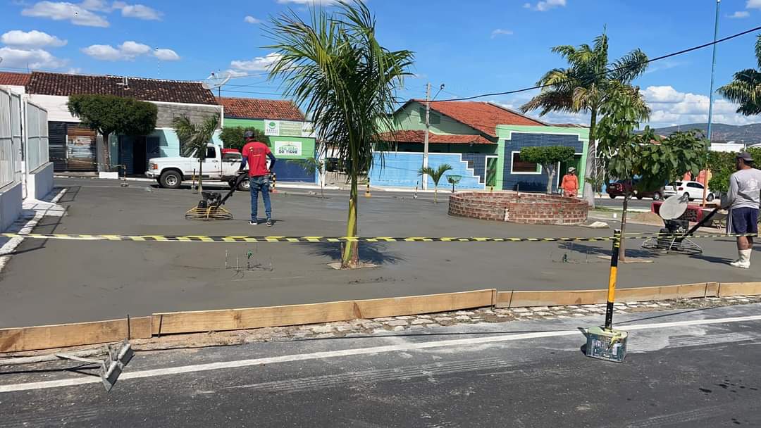 FB_IMG_1676019510004 Gestão de São João do Tigre dá início a construção de uma Praça no centro da cidade