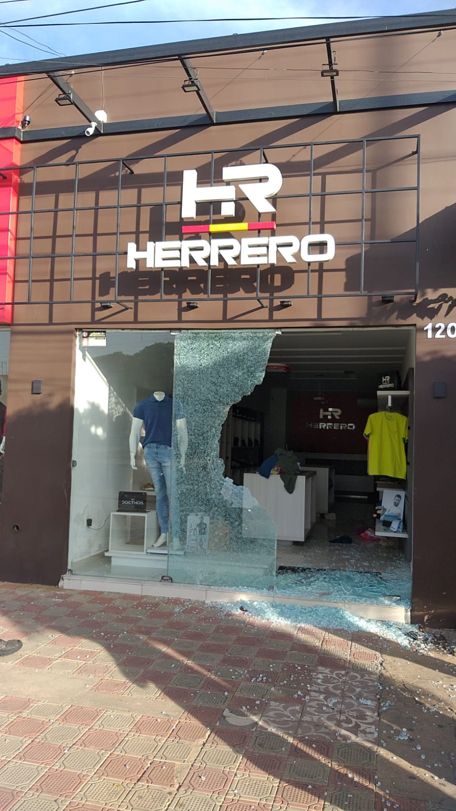 IMG-20230211-WA0009 Bandidos quebram vitrine de loja e furtam peças de roupas no centro de Monteiro