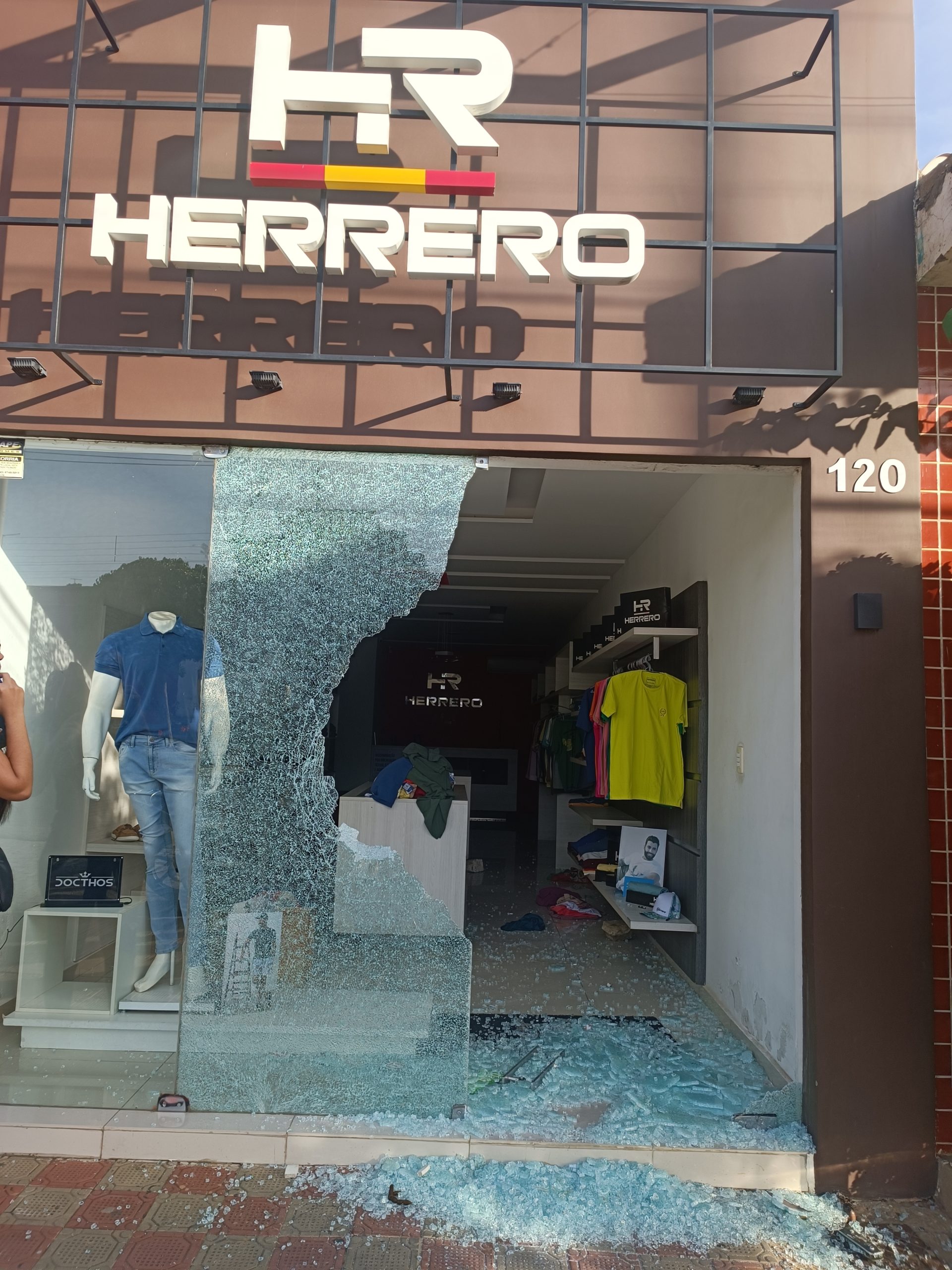 IMG_20230211_064729-scaled Bandidos quebram vitrine de loja e furtam peças de roupas no centro de Monteiro