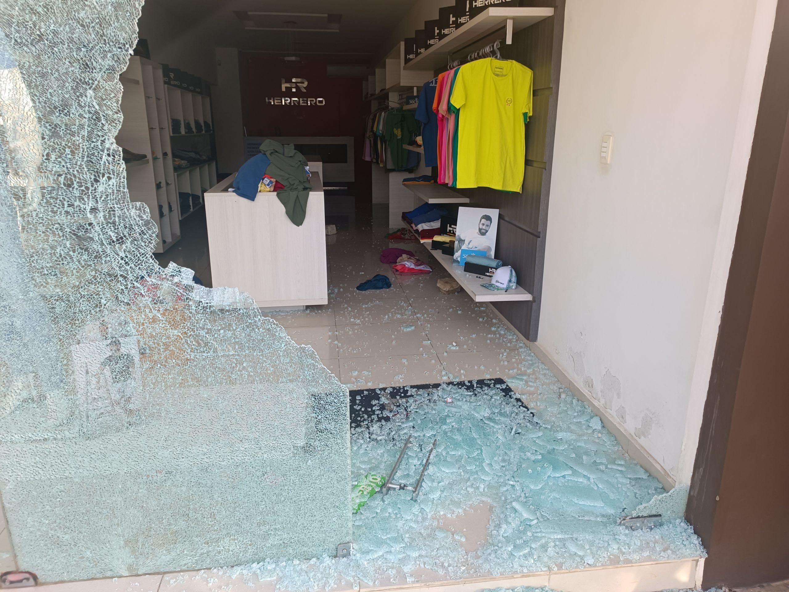IMG_20230211_064740-scaled Bandidos quebram vitrine de loja e furtam peças de roupas no centro de Monteiro