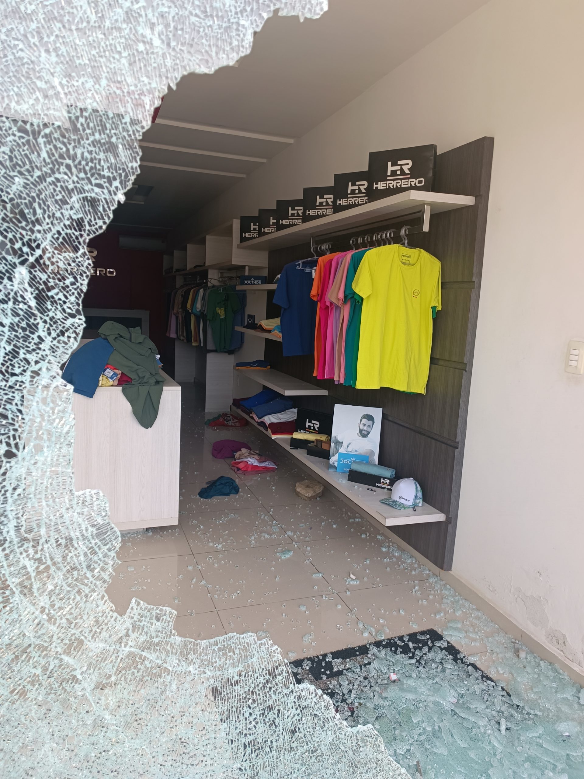IMG_20230211_064753-scaled Bandidos quebram vitrine de loja e furtam peças de roupas no centro de Monteiro
