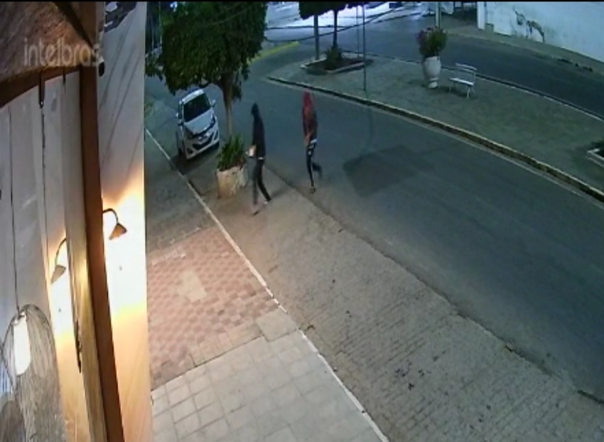 IMG_20230211_162710 Câmeras flagram ladrões quebrando vitrine de loja em Monteiro