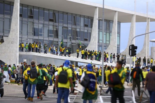 atos_golpistas-1-599x400 Metade dos presos pelos ataques golpistas em Brasília recebeu auxílio emergencial, diz MPF