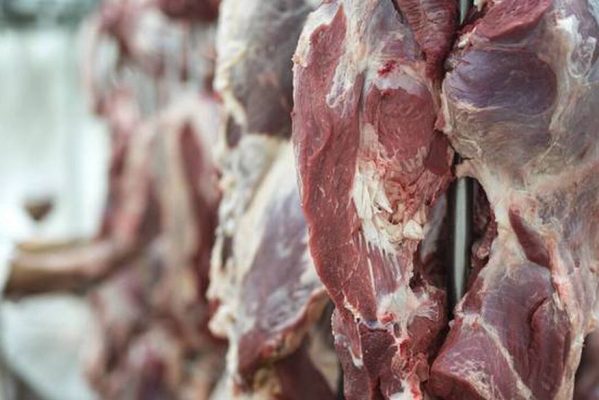 cortes-de-carne-vermelha-em-frigorifico-com-funcionario-ao-fundo-23022023121756330-599x400 Vaca louca: carne brasileira deixa de ser vendida para a China