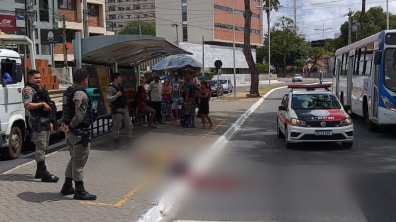 cosias-pra-ajeita-r-16-800x450-1 Homem é assassinado a tiros em ponto de ônibus na PB