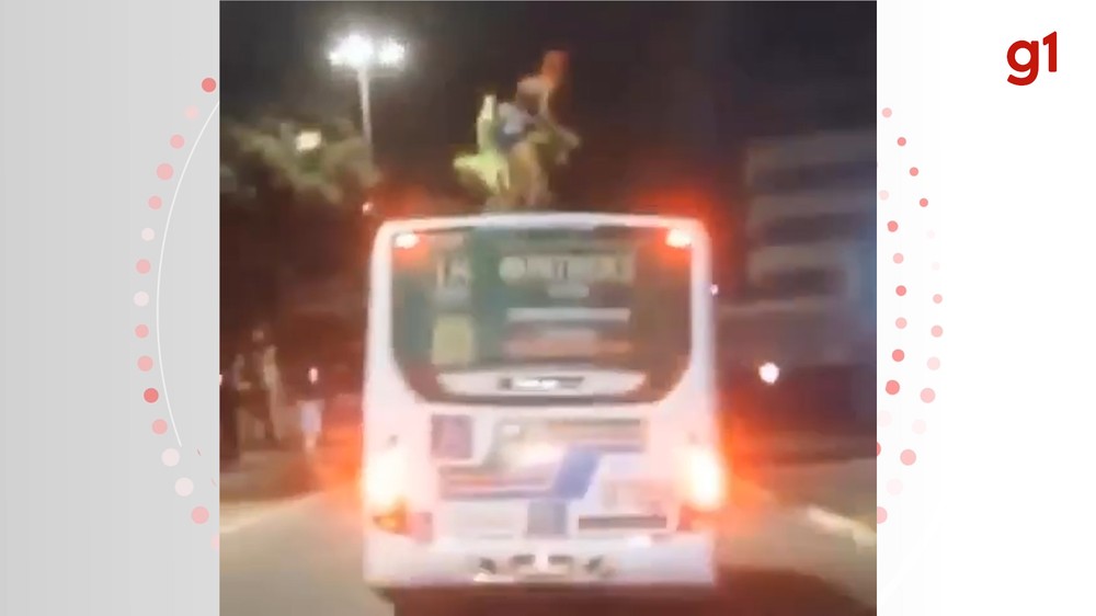 homem-se-equilibra-em-onibus- Homem se equilibra no teto de um ônibus em movimento, em João Pessoa