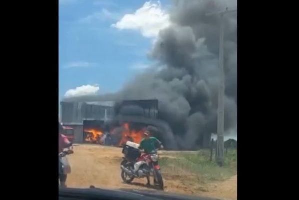incendio_fabrica_sousa_pb-599x400 Incêndio destrói fábrica e estoque de algodão no Sertão da Paraíba