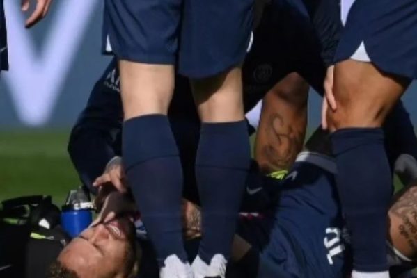 neymar_lesao_foto_instagram-599x400 Neymar sofre lesão no tornozelo e deixa gramado chorando; assista