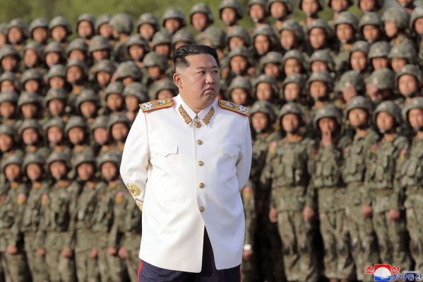 000-32973um-599x400 Cerca de 800 mil pessoas se alistaram para lutar contra os EUA, diz Coreia do Norte