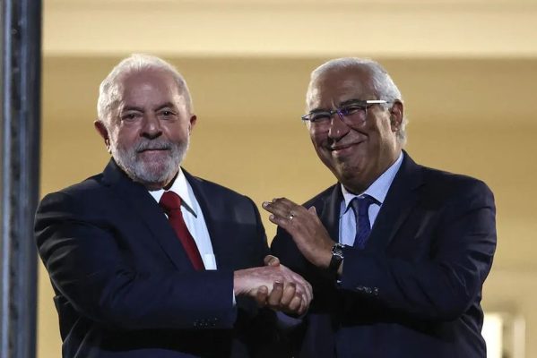 101222269-portuguese-prime-minister-antonio-costa-r-welcomes-brazilian-president-elect-luiz-inacio-l-599x400 Brasil e Portugal vão discutir acordo de imigração durante visita de Lula, em abril