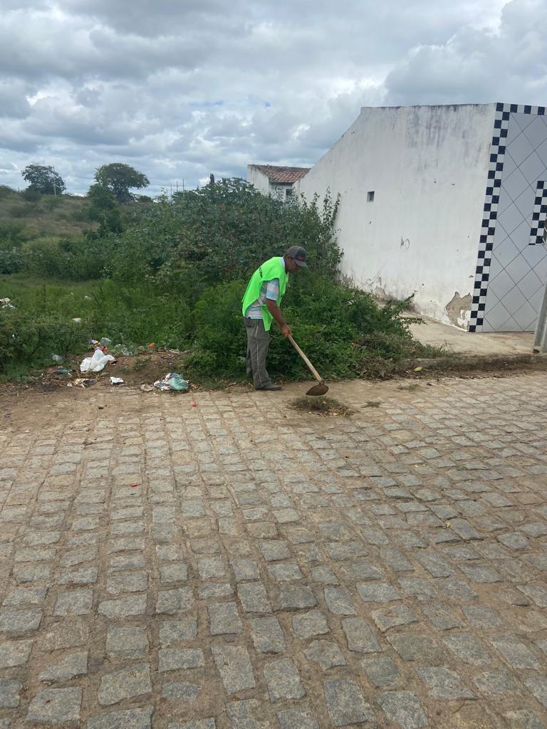 Limpeza-e-restauracao-_-Infraestrutura-2 Secretaria de Infraestrutura realiza ações em diferentes bairros e logradouros do município