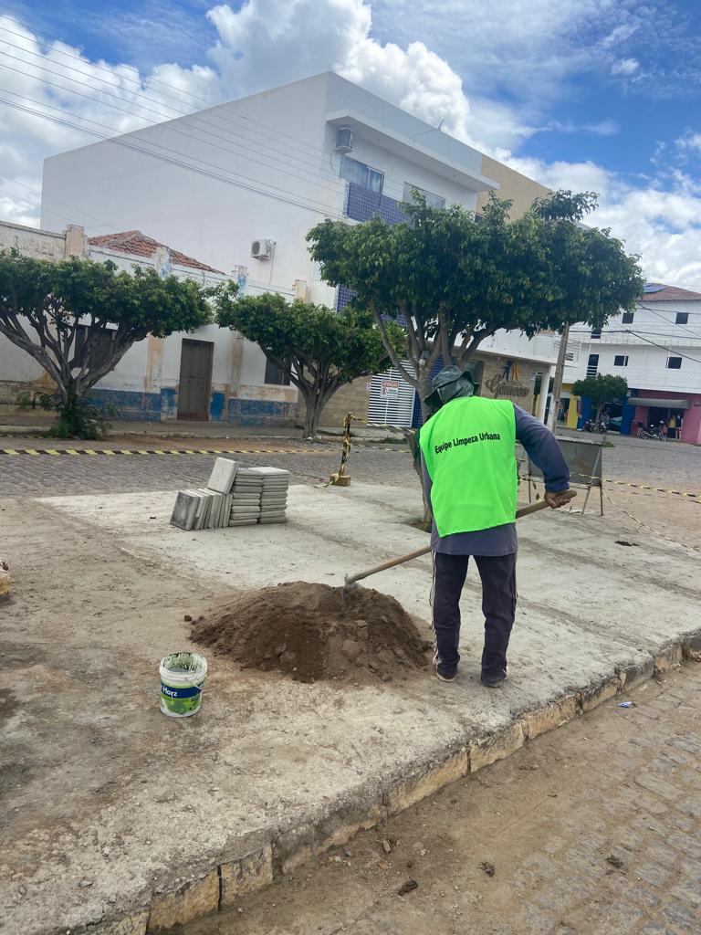 Limpeza-e-restauracao-_-Infraestrutura-6 Secretaria de Infraestrutura realiza ações em diferentes bairros e logradouros do município
