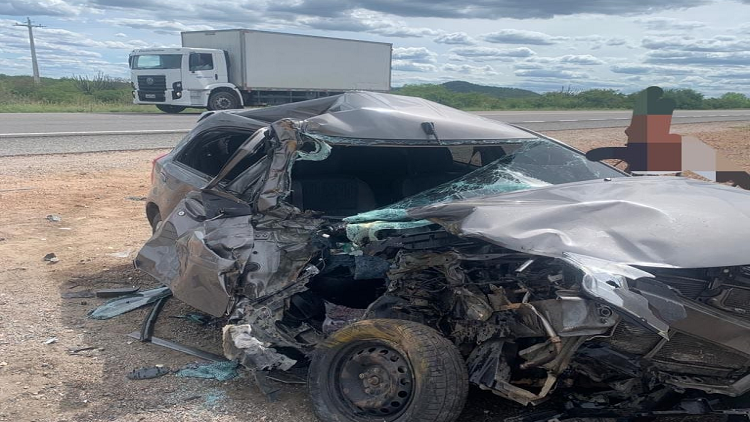 acidente-sertania Colisão entre caminhão e veículo de passeio deixa uma mulher morta na BR-232 em Sertânia