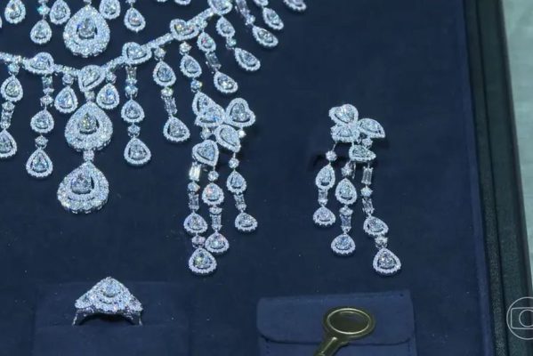 detalhe-joias-599x400 Ex-ministro muda versão e diz à Polícia Federal que não sabia que joias eram para Michelle