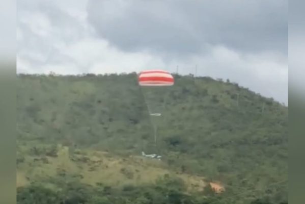 queda_aviao_sabara_mg-599x400 Avião cai em Sabará após pane; piloto conseguiu acionar paraquedas