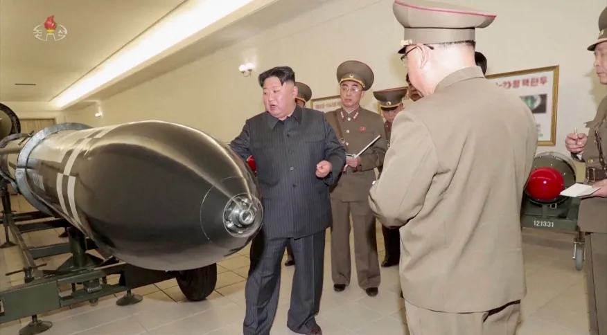tagreuters.com2023binary_LYNXMPEJ2R0JW-FILEDIMAGE Coreia do Norte revela novas ogivas nucleares; porta-aviões dos EUA chega à Coreia do Sul