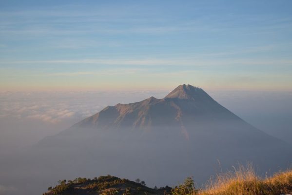 vulcao_merapi_indonesia_foto_pixabay-599x400 Vulcão entra em erupção na Indonésia e cobre vilarejos de cinzas