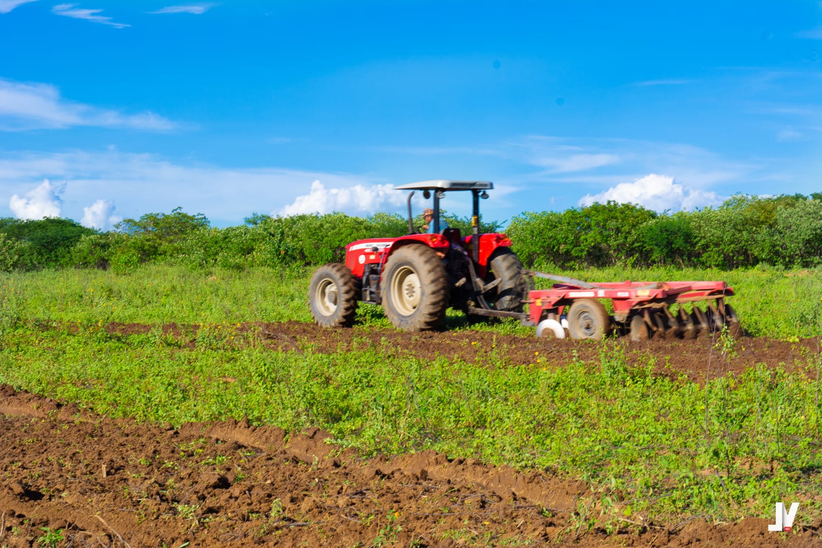 IMG-20230410-WA0392 Programa de aração de terras está sendo realizado no município de Prata a todo vapor .