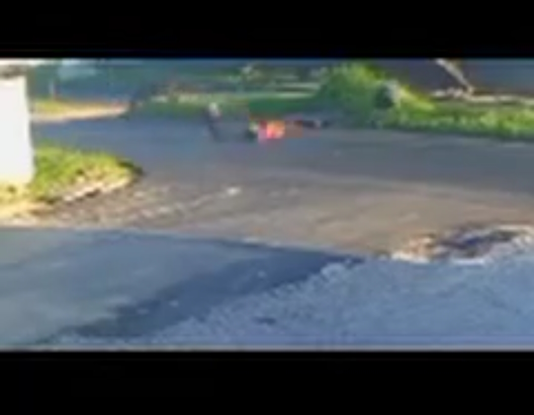 Screenshot_2023-04-10-07-58-32-392_com.miui_.videoplayer-edit Motociclista é arremessado de moto após vaca invadir pista na capital paraibana