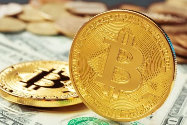 bitcoin-e-dolar-599x400 Bitcoin pode atingir US$ 100 mil até o final de 2024, diz banco britânico