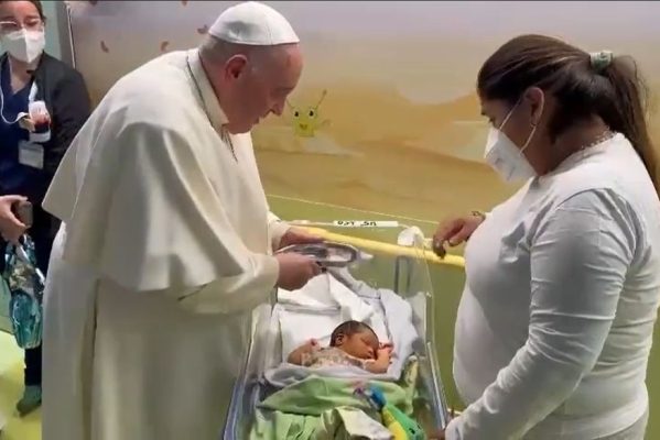 papa_francisco-599x400 Internado, papa batiza criança em hospital na Itália