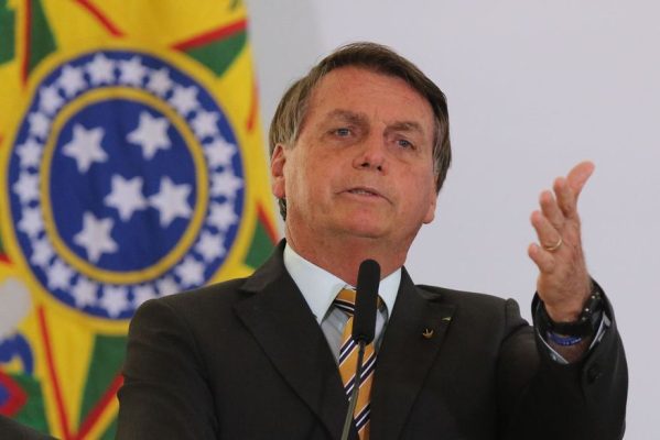 10112020jair_bolsonaro_retomada_do_turismo1609_0-599x400 Defesa de Bolsonaro estuda 'vaquinha' para pagar R$ 2 milhões em ações judiciais