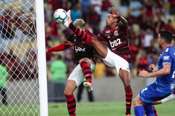 64710a0758111-1-599x400 Gabigol perde pênalti, e Flamengo e Cruzeiro empatam no Maracanã pelo Brasileirão