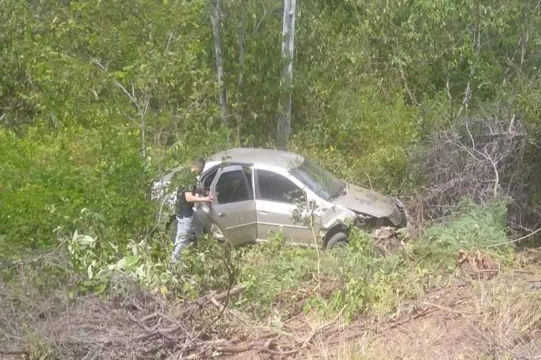 IMG_20230508_145947 Condutor tenta desviar de buraco, perde controle do carro na BR-412, próximo ao Distrito de Santa Luzia no Cariri