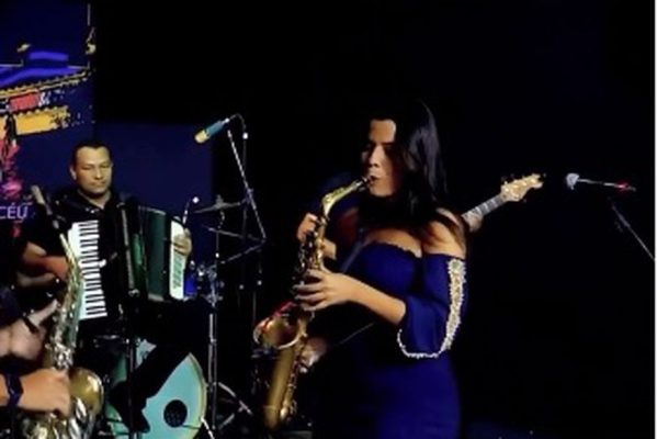 aqui-599x400 Paraibana, vocalista da Mastruz com Leite, viraliza nas redes sociais ao mostrar talento tocando saxofone