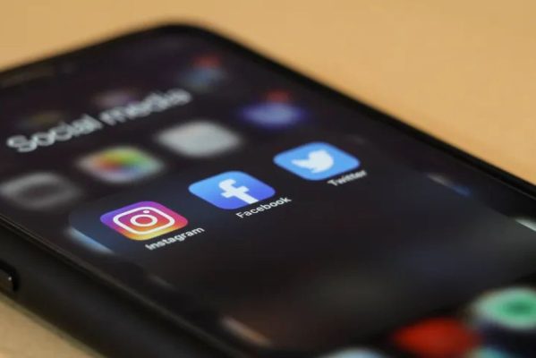 celular-599x400 PL das Fake News: especialistas defendem moderação humana para excluir (ou não) posts