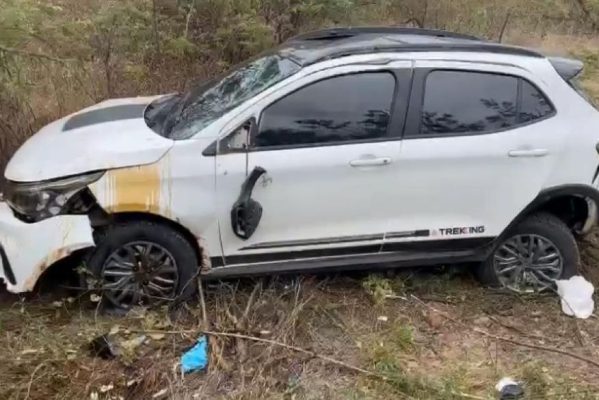 acidente_4_pessoas_feridas-599x400 Quatro pessoas ficam feridas após carro capotar na BR-230, no Sertão da Paraíba