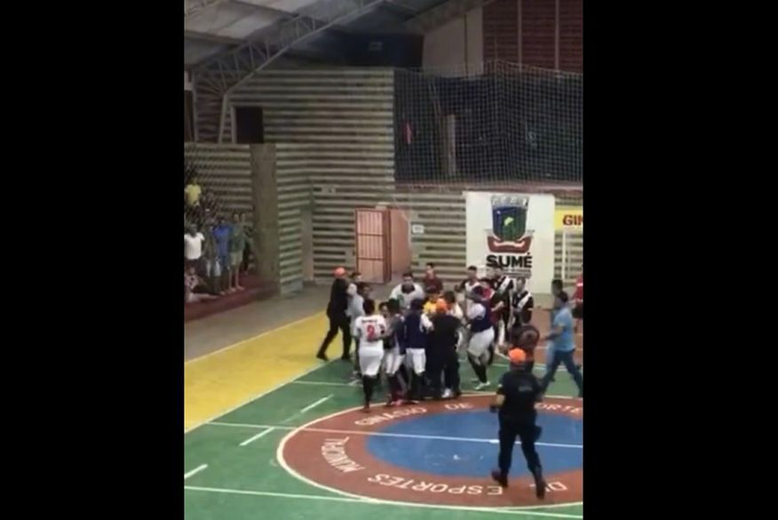 confusao_sume_futsal___foto_reproducao Vídeos mostram pancadaria e uso de “mata leão” durante campeonato de futsal em Sumé; assista