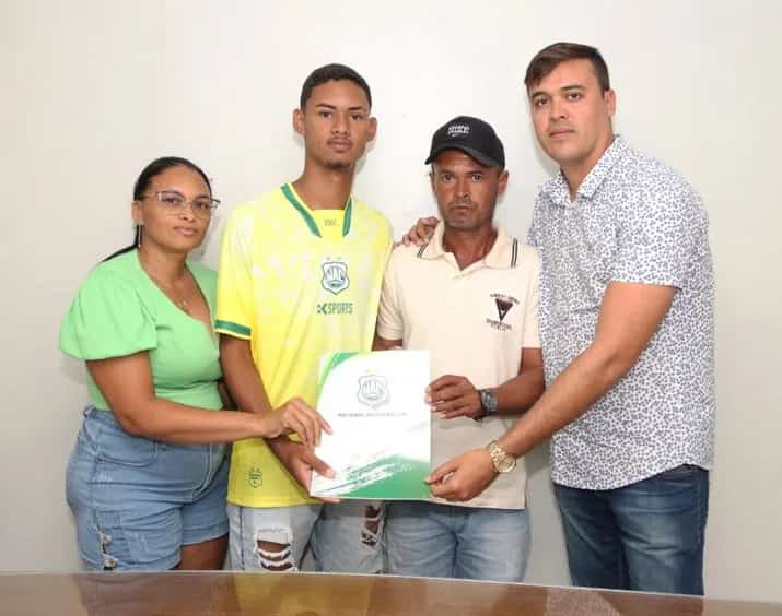 image-2 Jovem talento de Camalaú assina seu primeiro contrato profissional com o Nacional de Patos