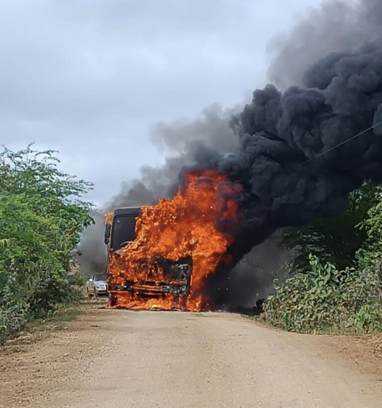 1690463280535608-0 No Cariri: Ônibus escolar pega fogo durante percurso na zona rural