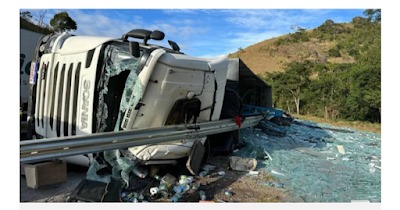 WhatsApp-Image-2023-07-03-at-12.00.47 Motorista monteirense tomba carreta carregada de vidro na BR-116 em Leopoldina-MG