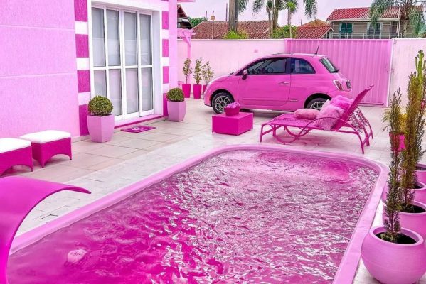 casa_rosa_barbie-599x400 Obcecados por Barbie, fãs ostentam coleções, decoração de R$ 200 mil e casas cor-de-rosa