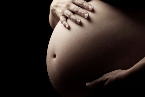 gravidez-599x400 Mulher dá à luz a gêmeas durante 'dor de barriga' e uma das bebês cai na privada