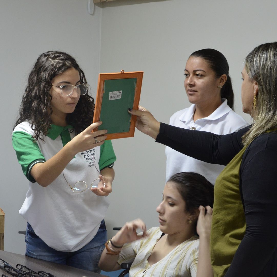 136878151 Alunos do IFPB campus Monteiro escolhem armação para óculos, através do Programa de Saúde do Estudante