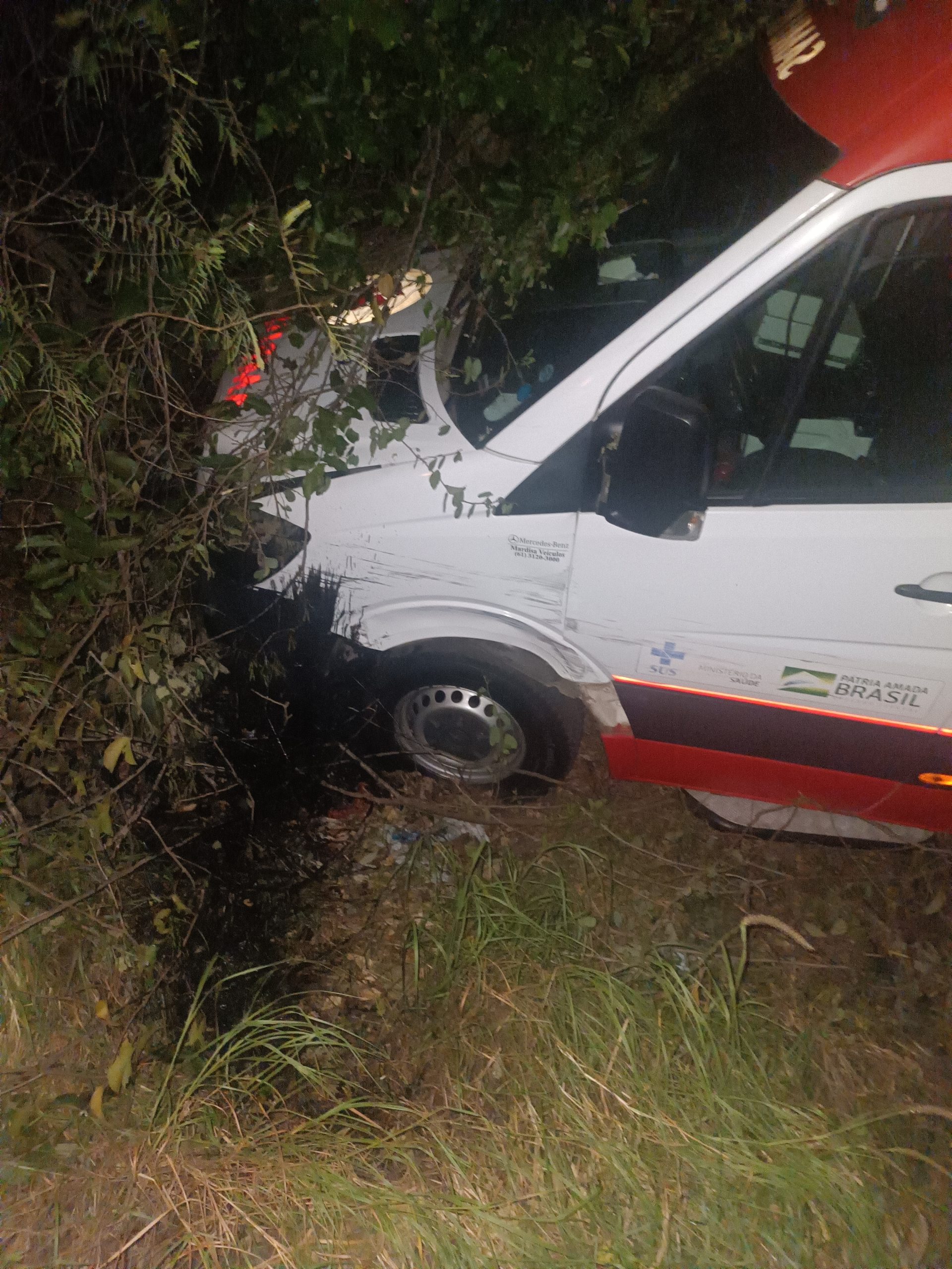 IMG_20230802_220003-scaled Ambulância do Samu de Monteiro sai da pista, após colisão com Caminhão Boiadeiro na BR-412.
