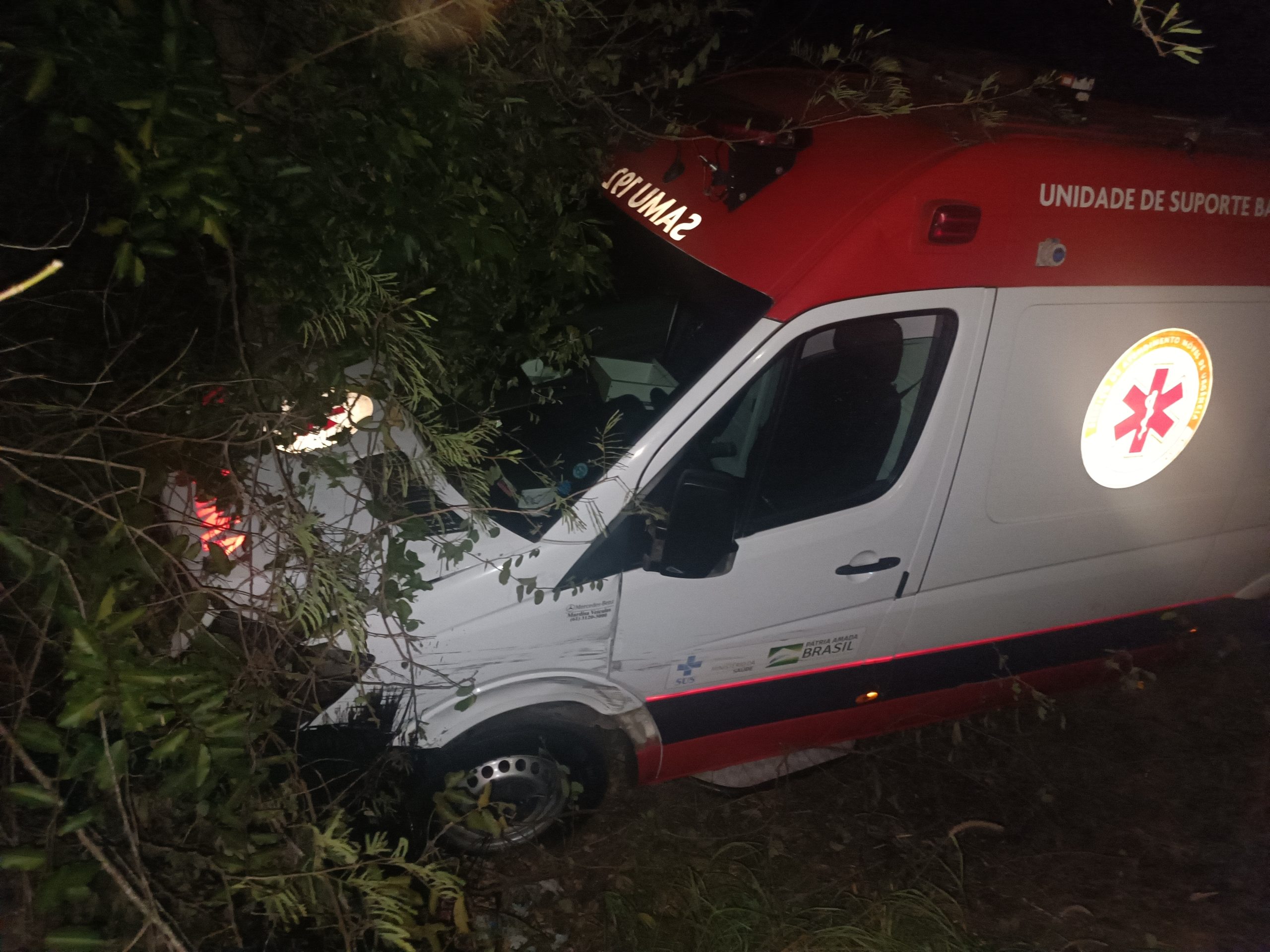 IMG_20230802_220012-scaled Ambulância do Samu de Monteiro sai da pista, após colisão com Caminhão Boiadeiro na BR-412.