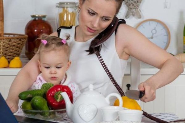 bigstock-mother-with-baby-in-kitchen-46438867-1180x472-1-599x400 Tripla jornada de paraibanas é uma das mais sobrecarregadas do país e mulheres dedicam 11 horas a mais do que homens ao lar
