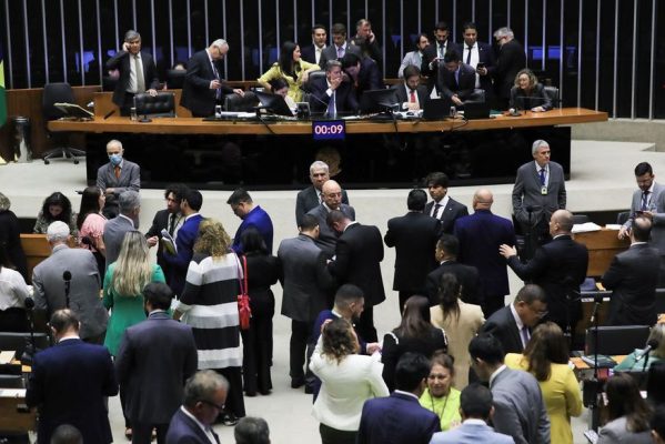 camara_deputados_foto_lula_marques_agencia_brasil-599x400 Câmara aprova urgência para proposta de desoneração da folha até 2027
