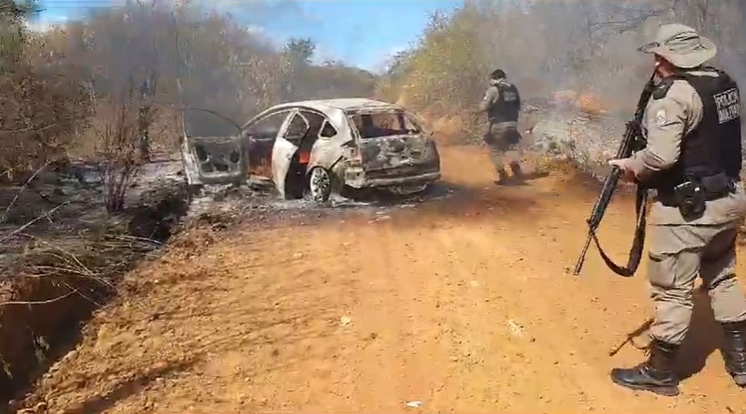 carro_incendiado Criminosos tentam assaltar carro-forte e incendeiam veículo na divisa entre a Paraíba e Pernambuco