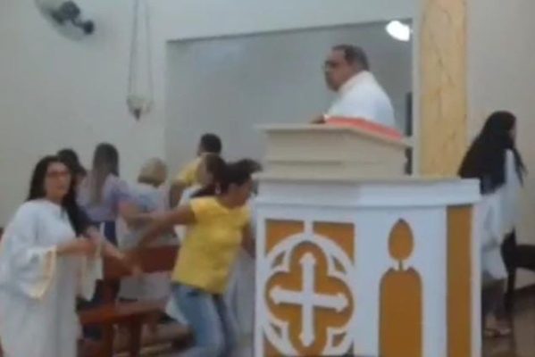 correria1-599x400 VÍDEO: fiéis correm em igreja na Paraíba ao ouvirem tiros durante missa
