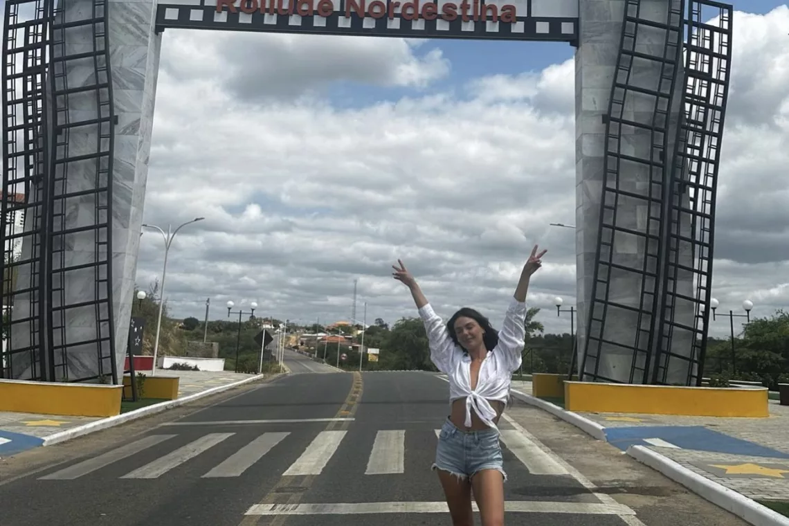 isis-valverde Na Roliúde Nordestina: atriz Ísis Valverde faz tour em Cabaceiras