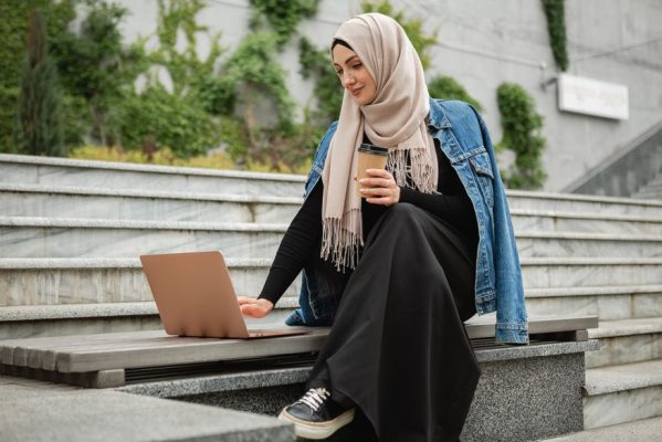 mulher-muculmana-elegante-e-moderna-em-hijab-jaqueta-jeans-e-abaya-preta-sentada-na-rua-da-cidade-trabalhando-em-um-laptop-599x400 França irá proibir uso da abaya em escolas