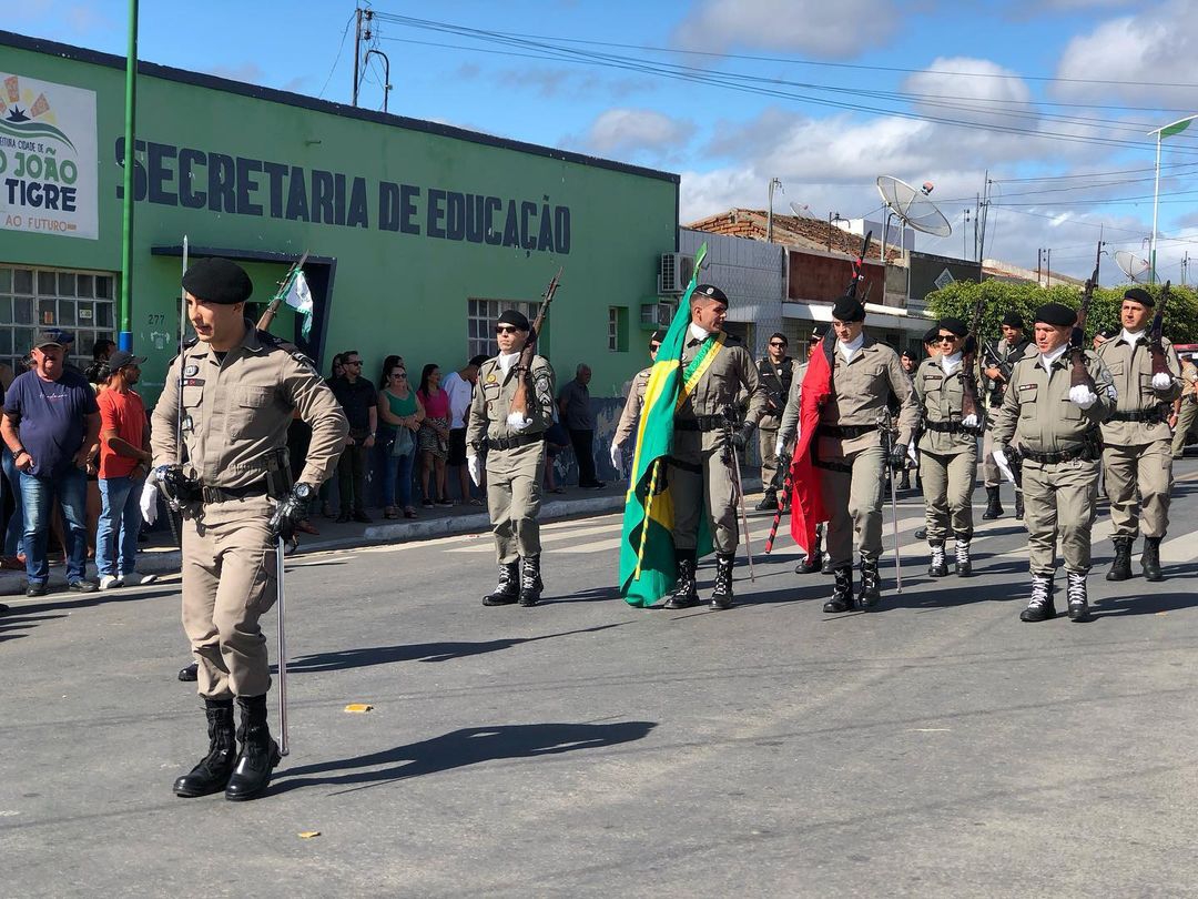 1396191821 Em São João do Tigre alunos das escolas municipais e Policiais do 11° BPM desfilam em comemoração ao dia 7 de setembro