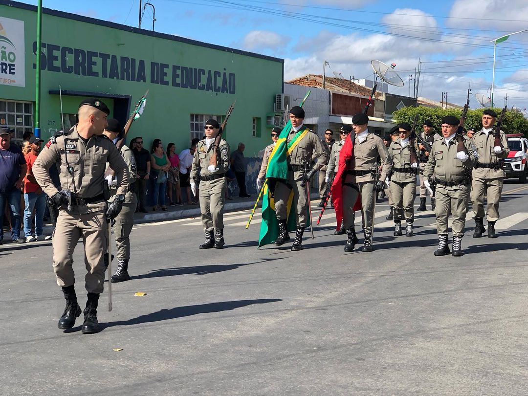 2054148118 Em São João do Tigre alunos das escolas municipais e Policiais do 11° BPM desfilam em comemoração ao dia 7 de setembro