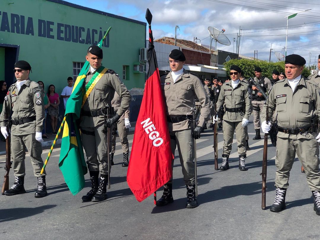 855042541 Em São João do Tigre alunos das escolas municipais e Policiais do 11° BPM desfilam em comemoração ao dia 7 de setembro