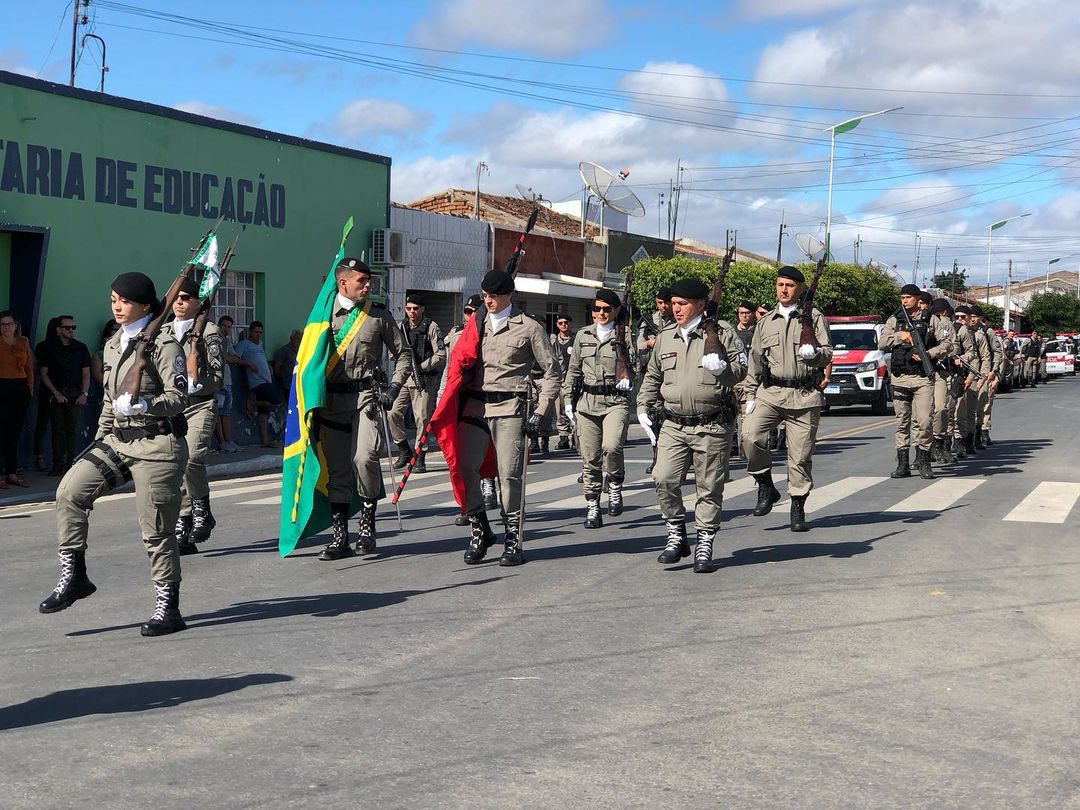 870697493 Em São João do Tigre alunos das escolas municipais e Policiais do 11° BPM desfilam em comemoração ao dia 7 de setembro